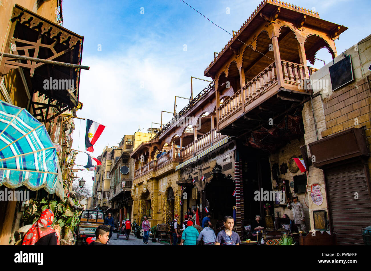 Il Cairo, Egitto - Aprile 2018. Tipica strada affollata in Cairo suk. Foto Stock