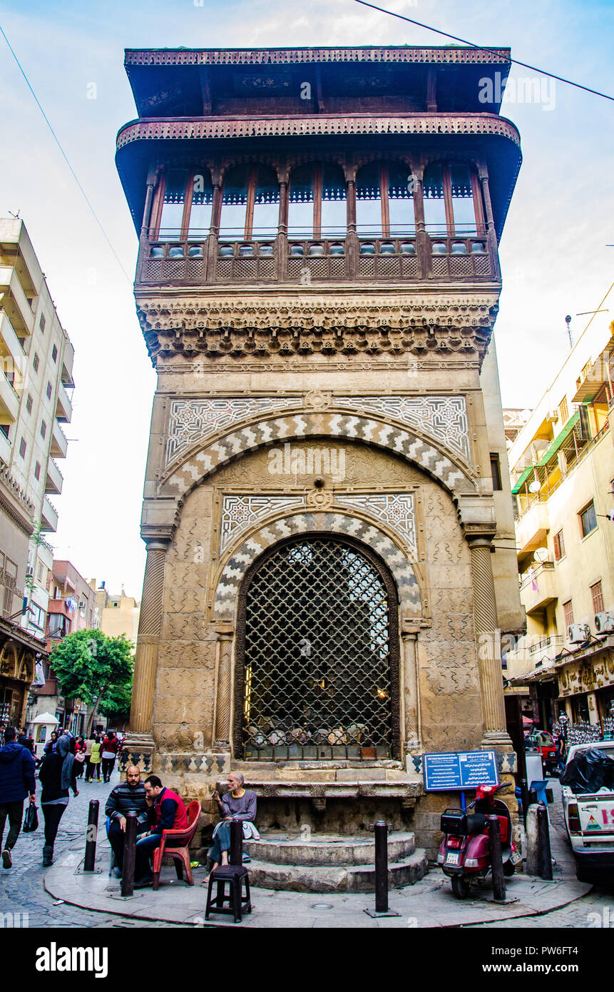Il Cairo, Egitto - Aprile 2018. Tipico egiziano antico edificio in Cairo suk Foto Stock