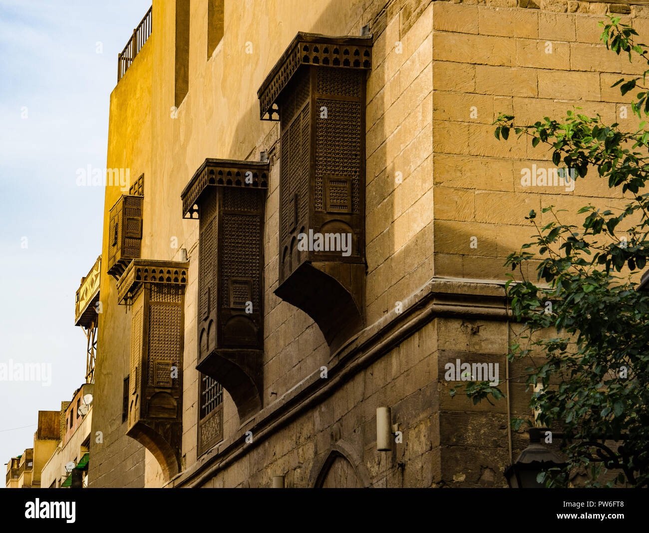 Il Cairo, Egitto - Aprile 2018. Tipico egiziano antico edificio in Cairo suk Foto Stock