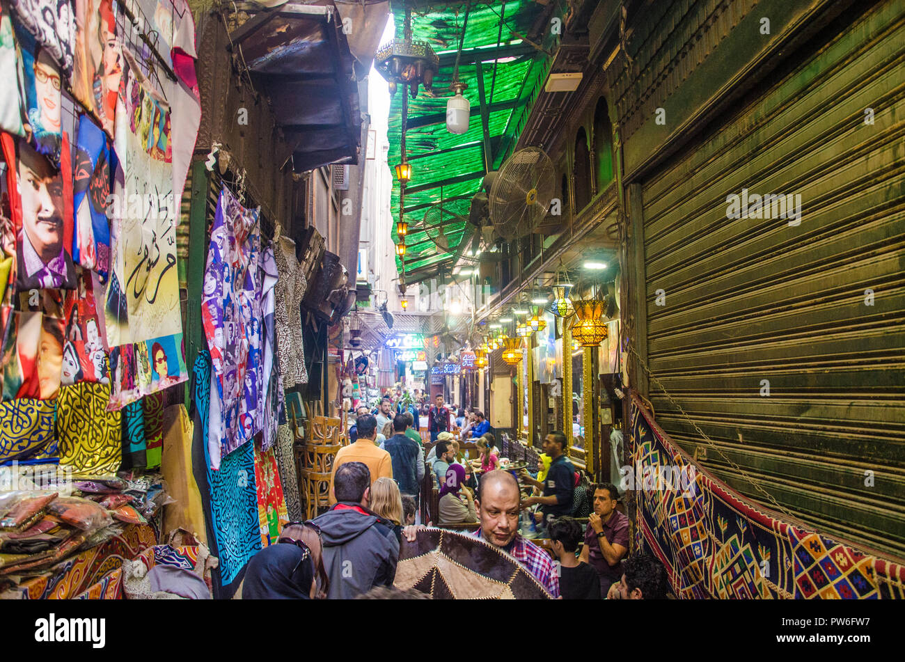 Il Cairo, Egitto - Aprile 2018. Tipico fatto a mano negozio di artigianato in Cairo souk. Foto Stock