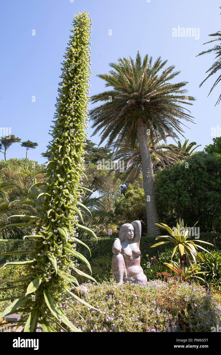 Gaia, la Madre Terra, da David Wynne, Tresco Abbey giardino, Tresco, isole Scilly, REGNO UNITO Foto Stock