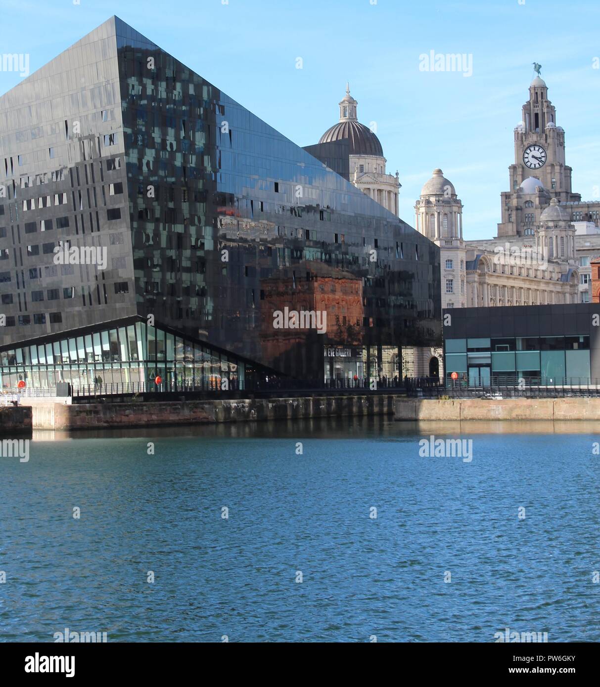 L'isola di Mann edifici a Liverpool Albert Dock con il fiume Mersey in primo piano Foto Stock