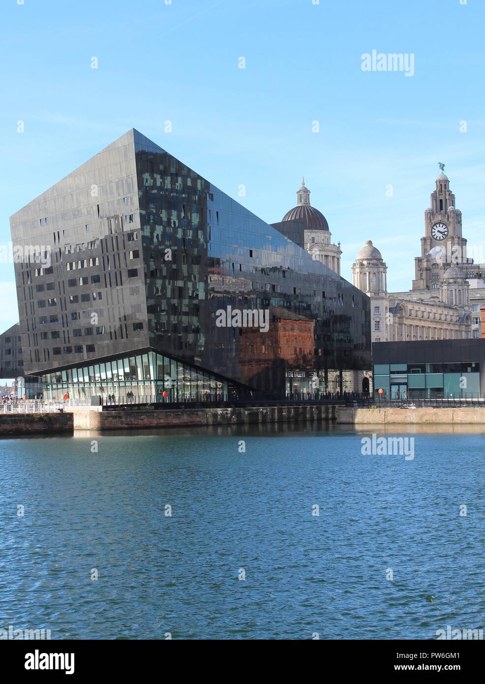 L'isola di Mann edifici a Liverpool Albert Dock con il fiume Mersey in primo piano Foto Stock