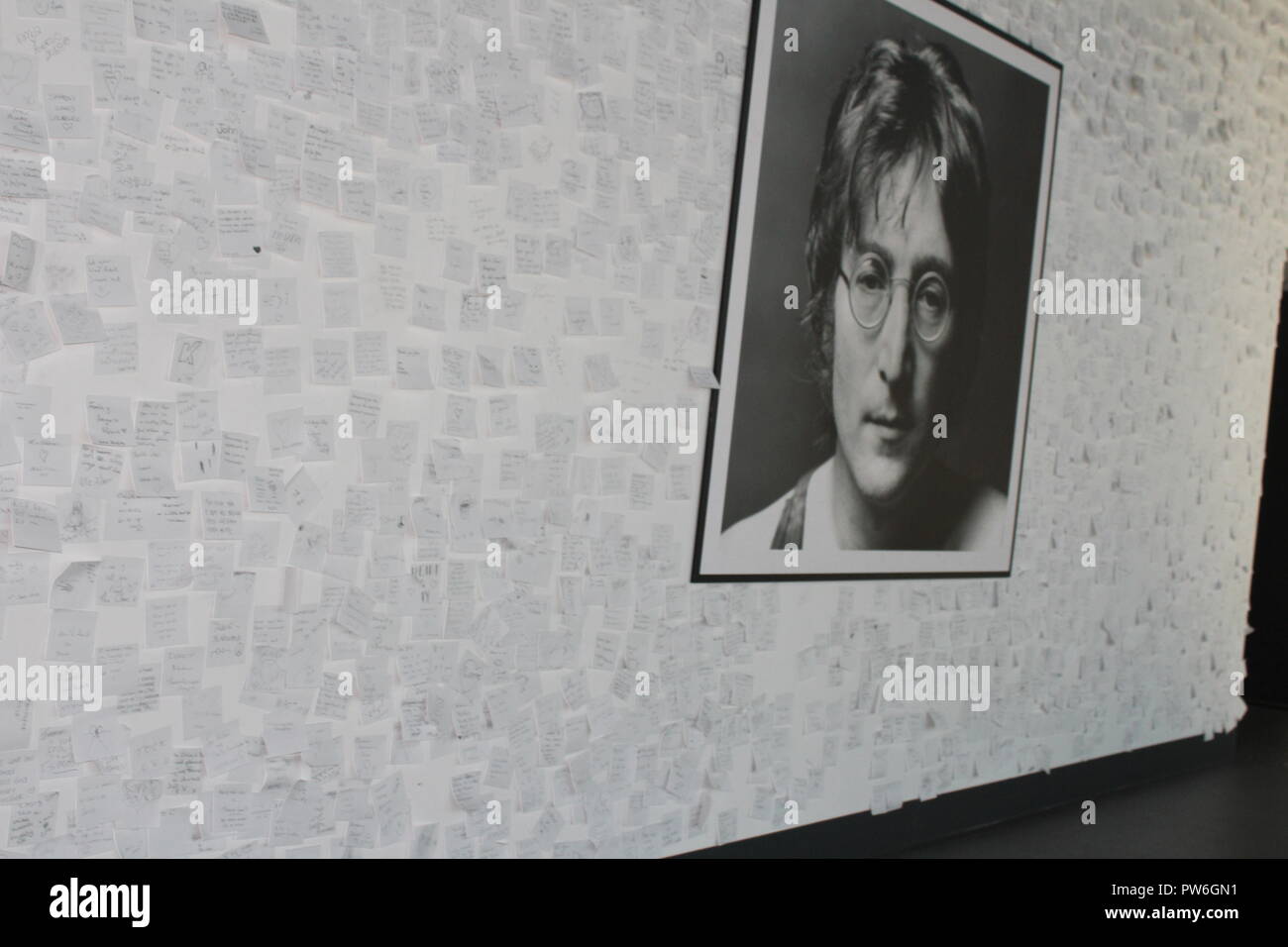 Foto di John Lennon circondato da messaggi provenienti da ventilatori - immaginare la pace in mostra al Museo di Liverpool Foto Stock