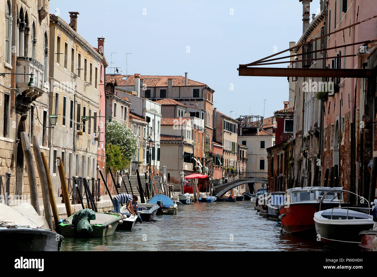 Una tipica strada, o canale, a Venezia, guarda un po' come questo. Pur non avendo un auto, si può ancora essere difficile trovare un luogo di ormeggio. Foto Stock