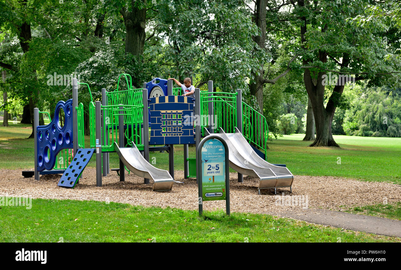 Parco pubblico con giochi per bambini e attrezzature fitness per da 2 a 5 anni di età, Rochester, New York, Stati Uniti d'America Foto Stock