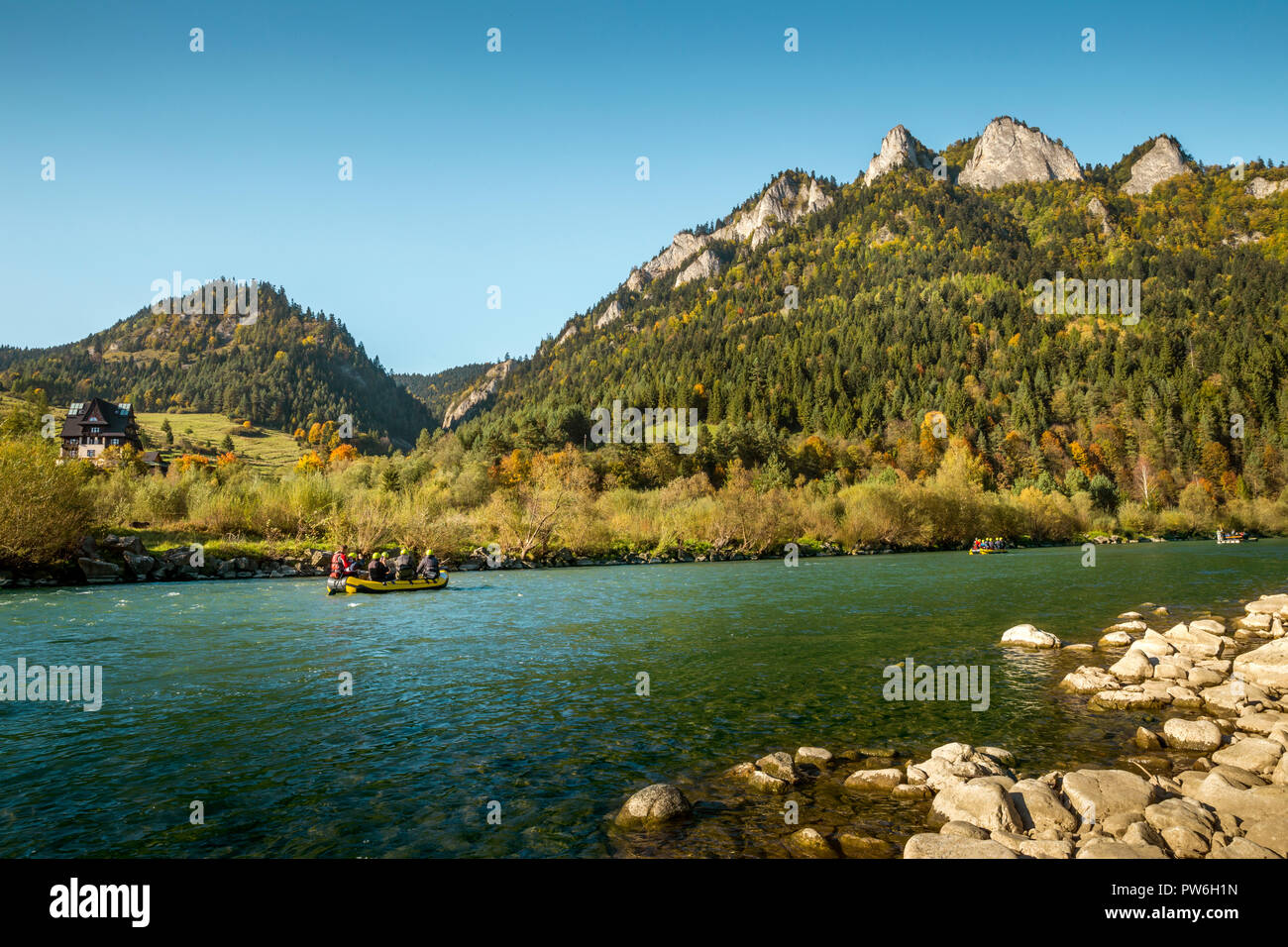 Rafting sul fiume Dunajec con vista su tre corone, Pieniny National Park, Polonia Foto Stock