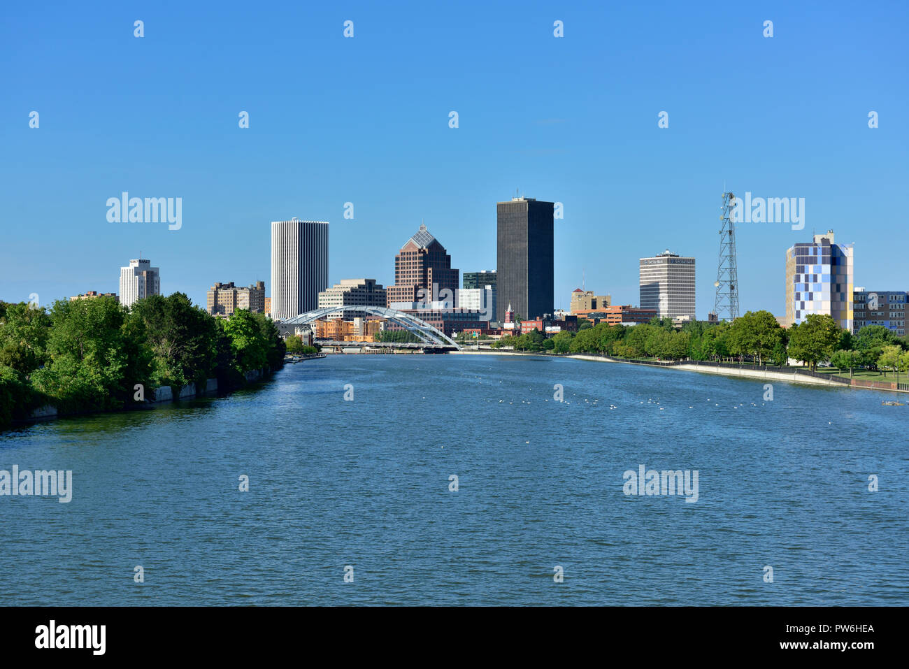 Vista lungo il fiume Genesee al centro di Rochester, New York, con i suoi edifici alti, STATI UNITI D'AMERICA Foto Stock