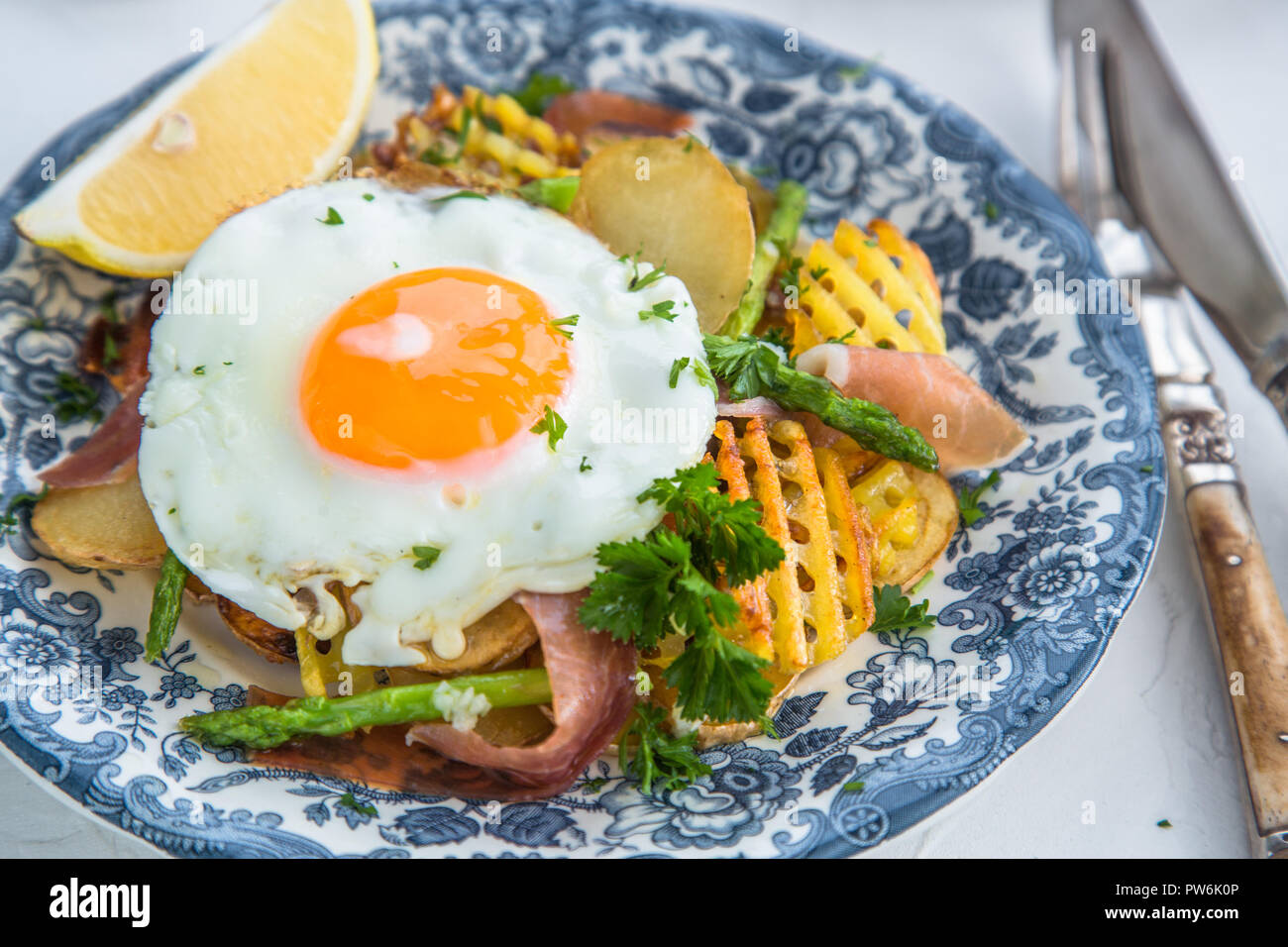 Huevos rotos, uova, patate e prosciutto Serrano Foto Stock