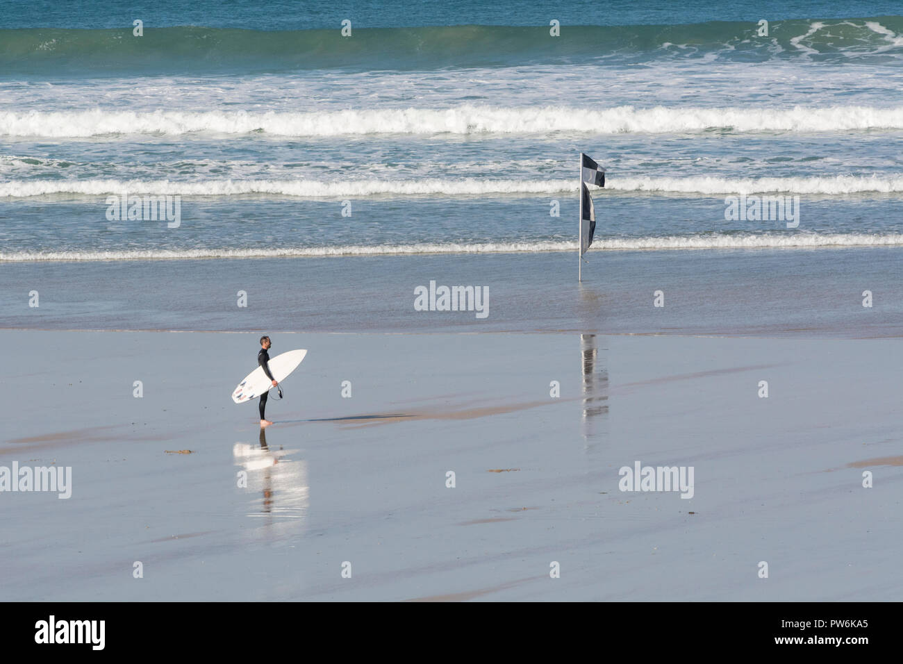 Surfisti a Newquay, Cornwall - home di Boardmasters Festival. Foto Stock