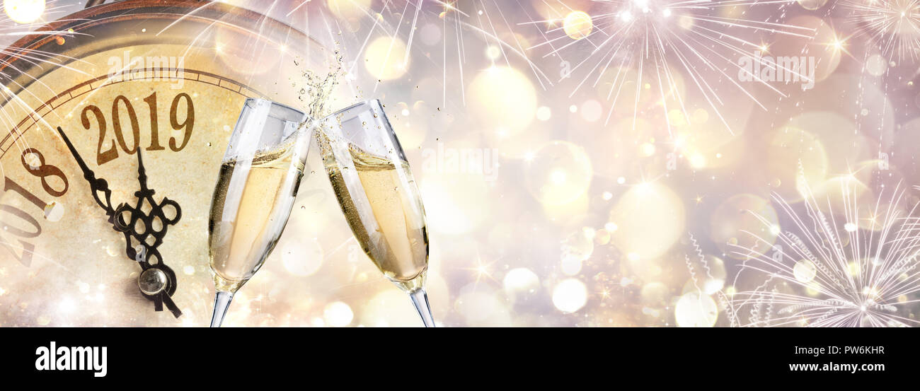 Nuovo anno 2019 - brindisi con Champagne e orologio Foto Stock