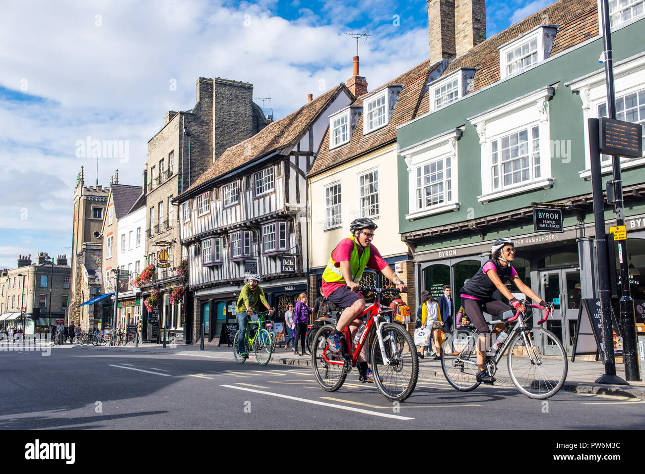 Cambridge, Regno Unito - Settembre 2018. Persone ciclismo su strada in Bridge Street, Cambridge centrale su un estate giornata di sole. Foto Stock