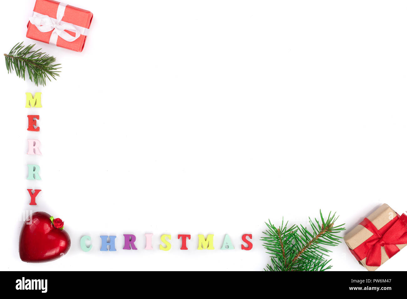 Buon Natale iscrizione in cornice fatta di rami di abete isolato su sfondo bianco con copia spazio per il testo Foto Stock