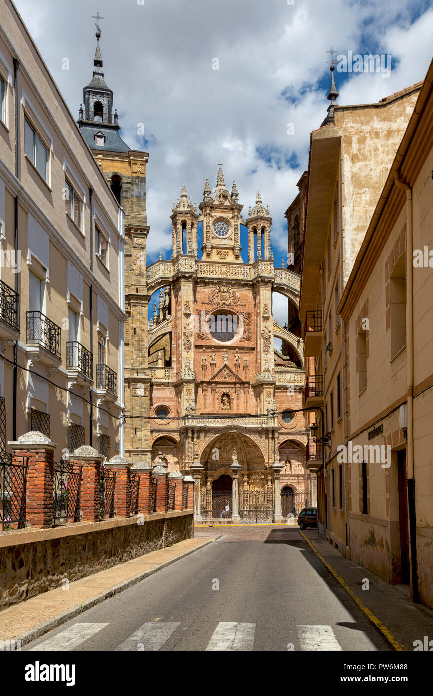 Astorga (Spagna) - Vista del gotico della Cattedrale di Astorga, lungo il Saint James modo Foto Stock