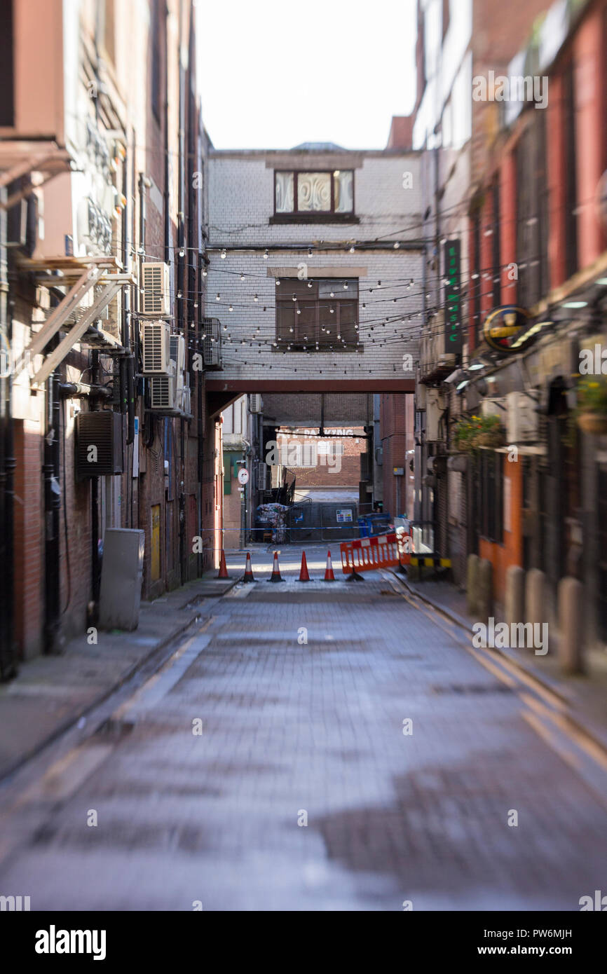 Una strada trafficata scena dal centro città di Glasgow durante una fredda mattina di primavera in Scozia. Foto Stock