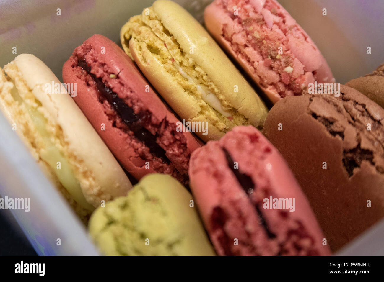 Immagine ravvicinata di una selezione di Macarons o amaretti francese dalla pasticceria parigina Shop Foto Stock