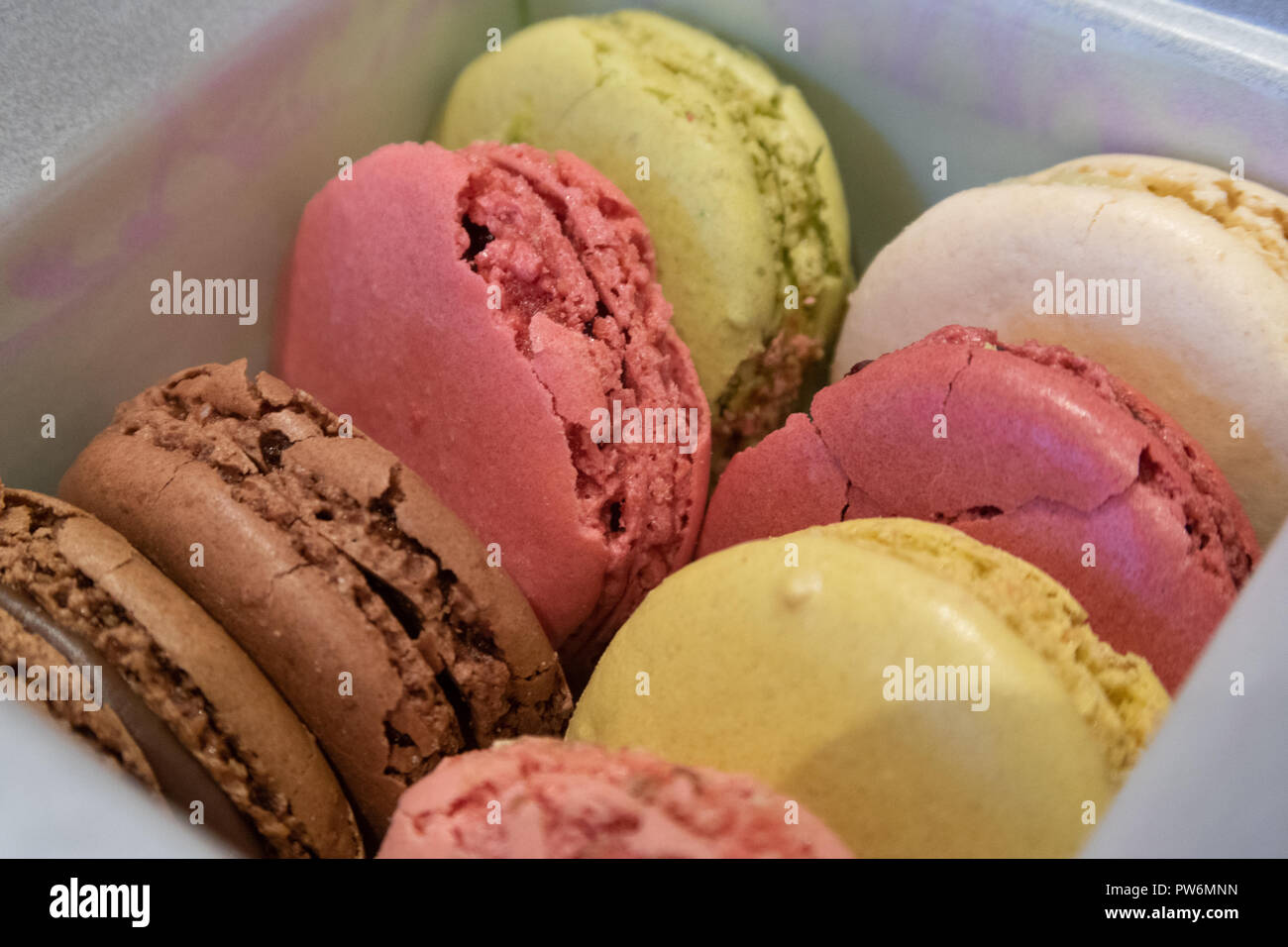 Immagine ravvicinata di una selezione di Macarons o amaretti francese dalla pasticceria parigina Shop Foto Stock