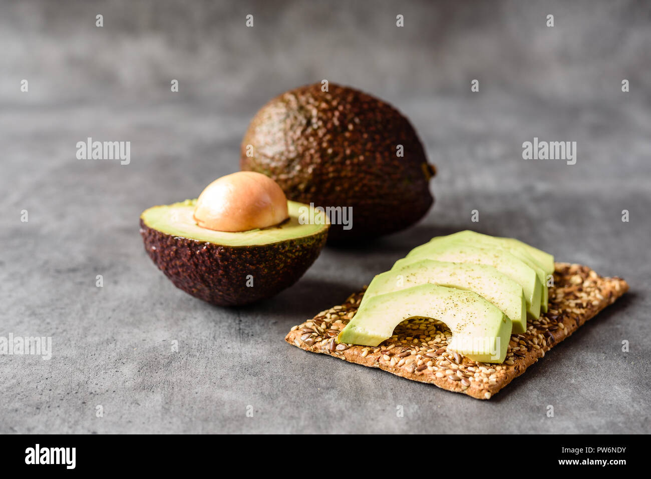Avocado geschnitten auf Brot Foto Stock