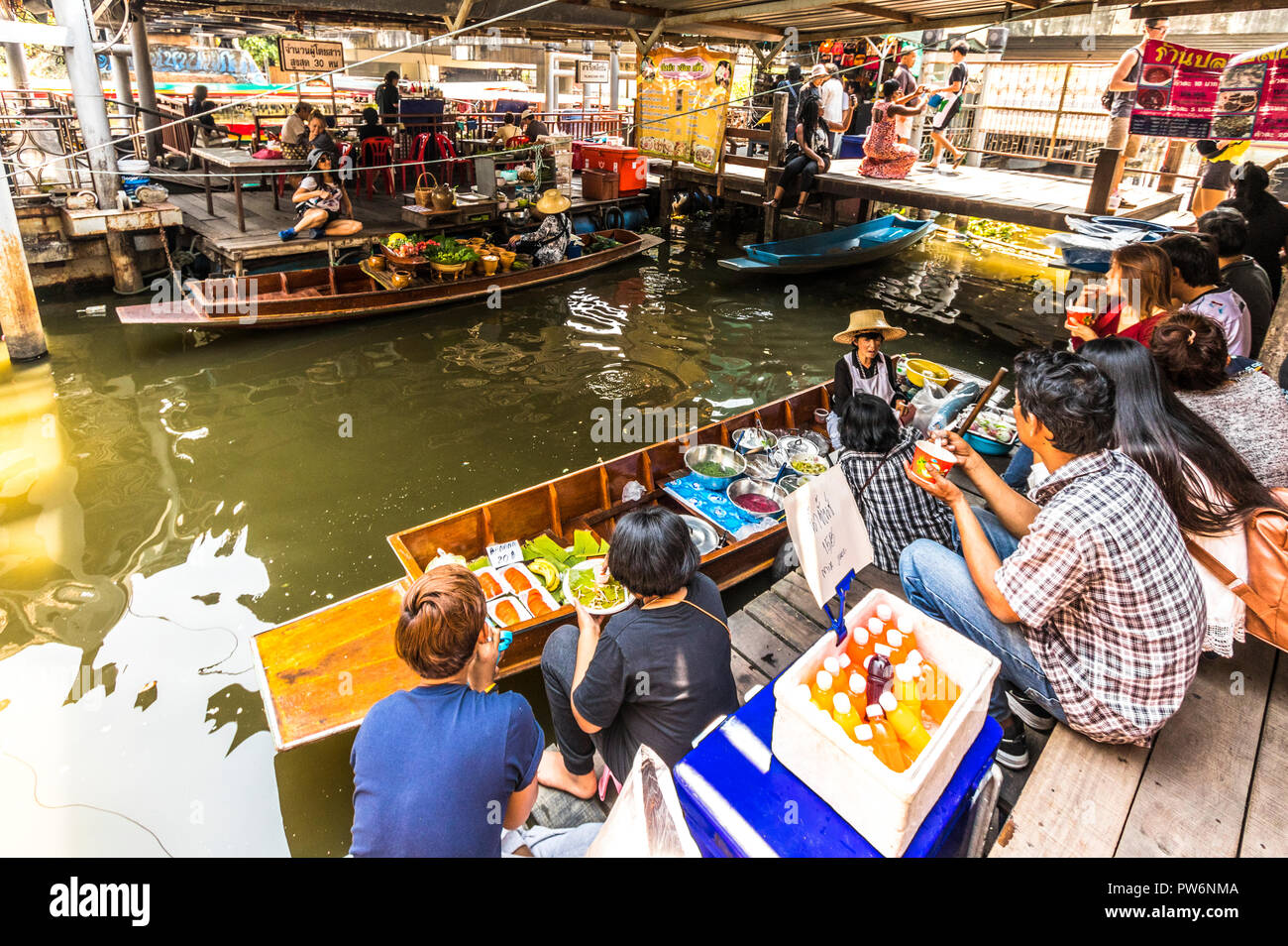 Taligchan Pier Mercato galleggiante Bangkok in Thailandia Foto Stock