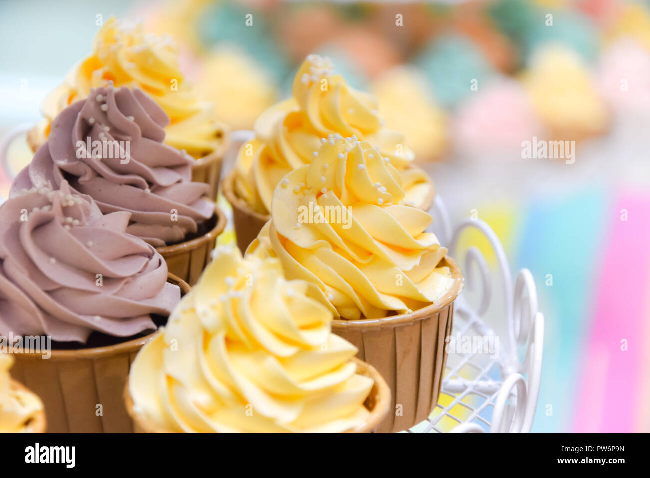 Close up Cup Cake crema vaniglia topping color pastello su evento accantonare decorazione Foto Stock