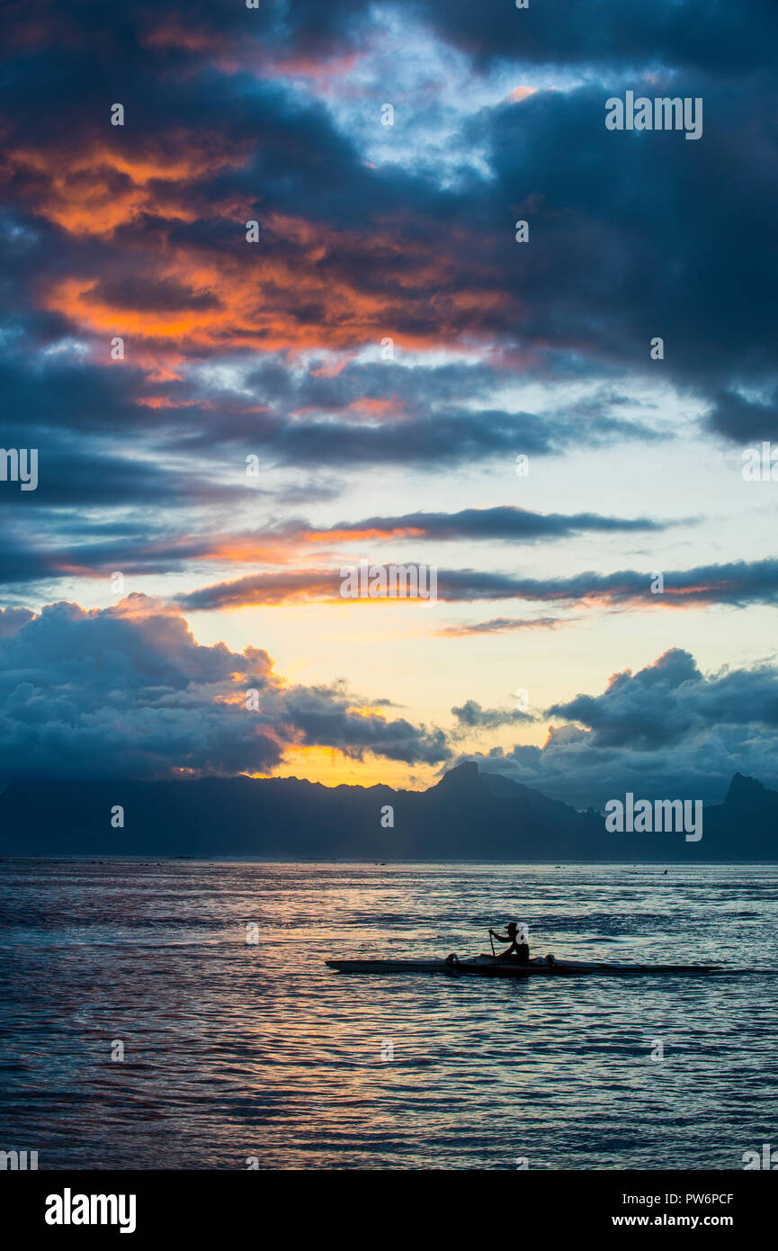 Silhouette di kaykaer, drammatico tramonto su Moorea, Papeete, Tahiti Foto Stock
