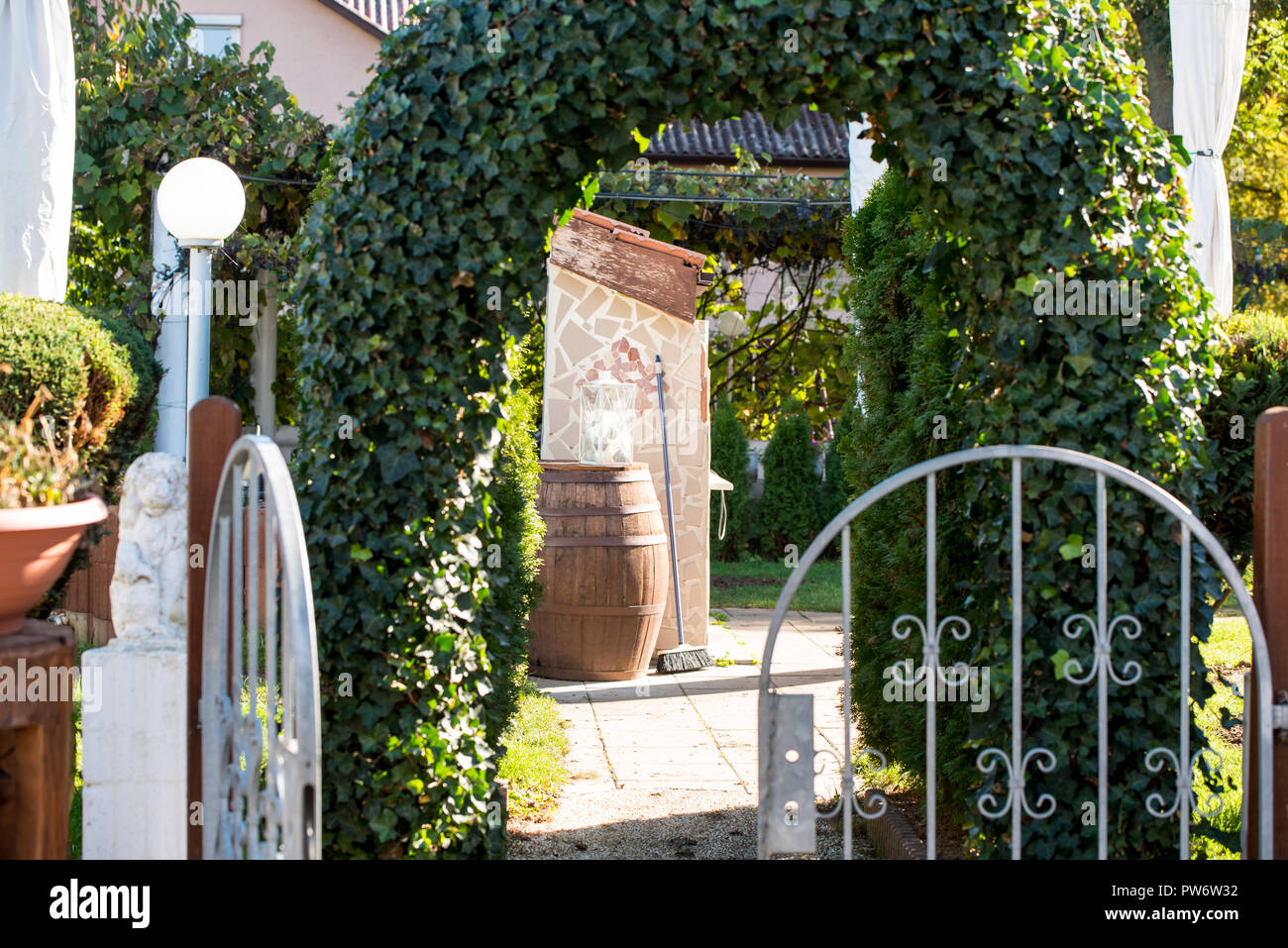 Direzione di viaggio Europa, un giardino pieno di sculture, i fiori e gli alberi in un ristorante italiano in Germania Foto Stock