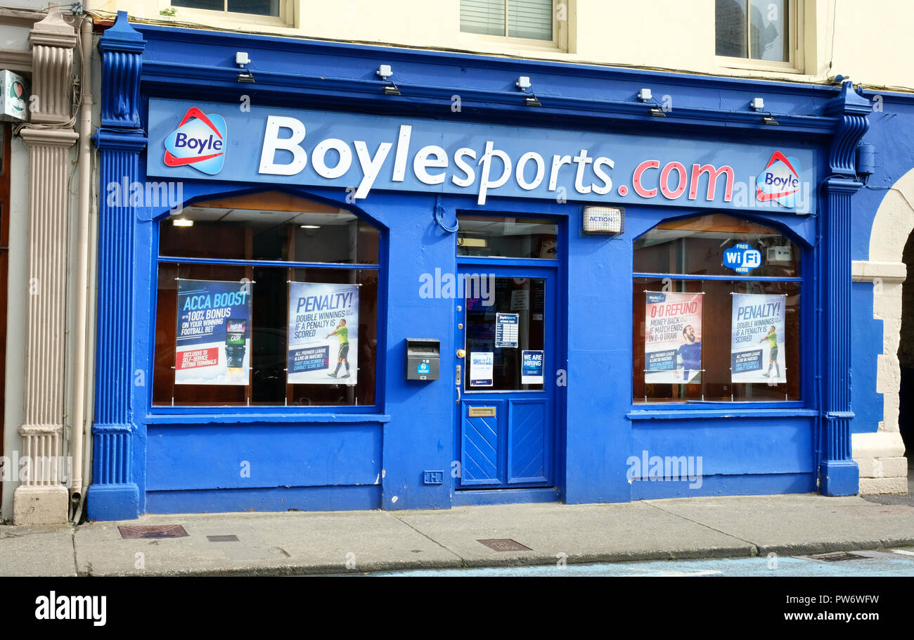 Esterno del e Irish bookmakers, Kenmare, nella contea di Kerry, Irlanda - Giovanni Gollop Foto Stock
