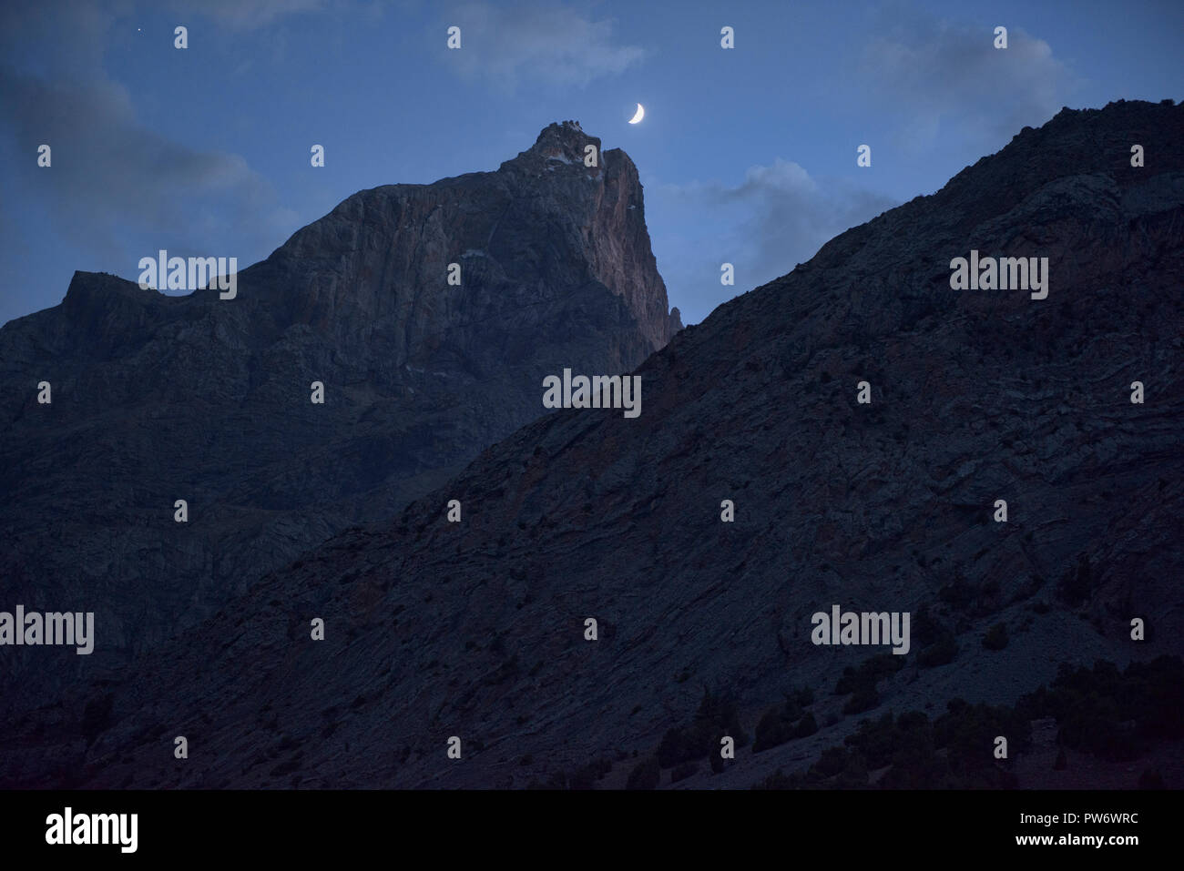 Ore del sorgere su Adamo Tash picco, Fann montagne, Tagikistan. Foto Stock