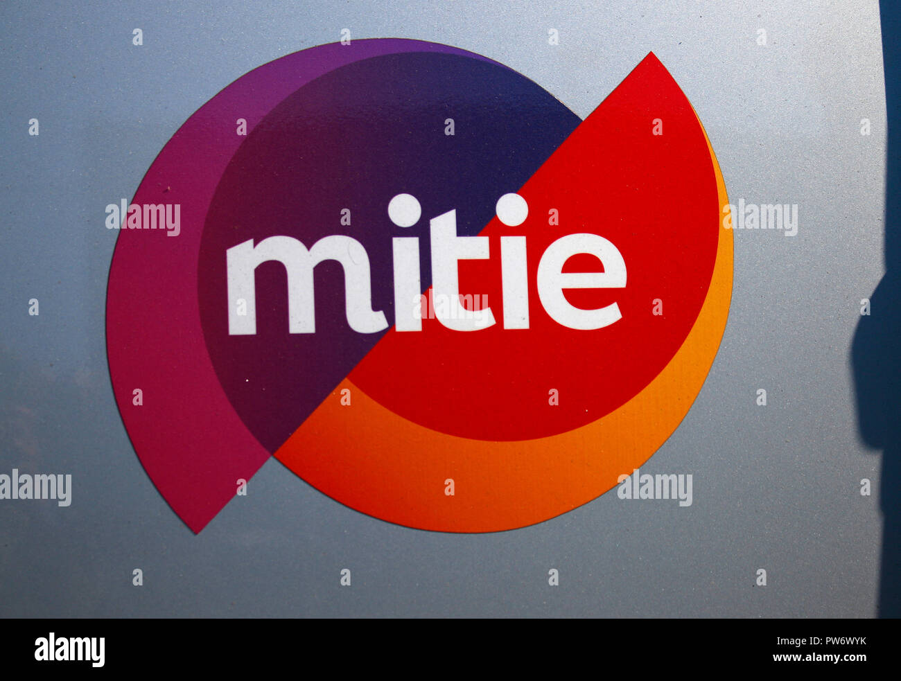 Das Logo der Marke/ il logo della marca 'Mitie', Belfast, Nordirland/ Irlanda del Nord (nur fuer redaktionelle Verwendung. Keine Werbung. Referenz Foto Stock