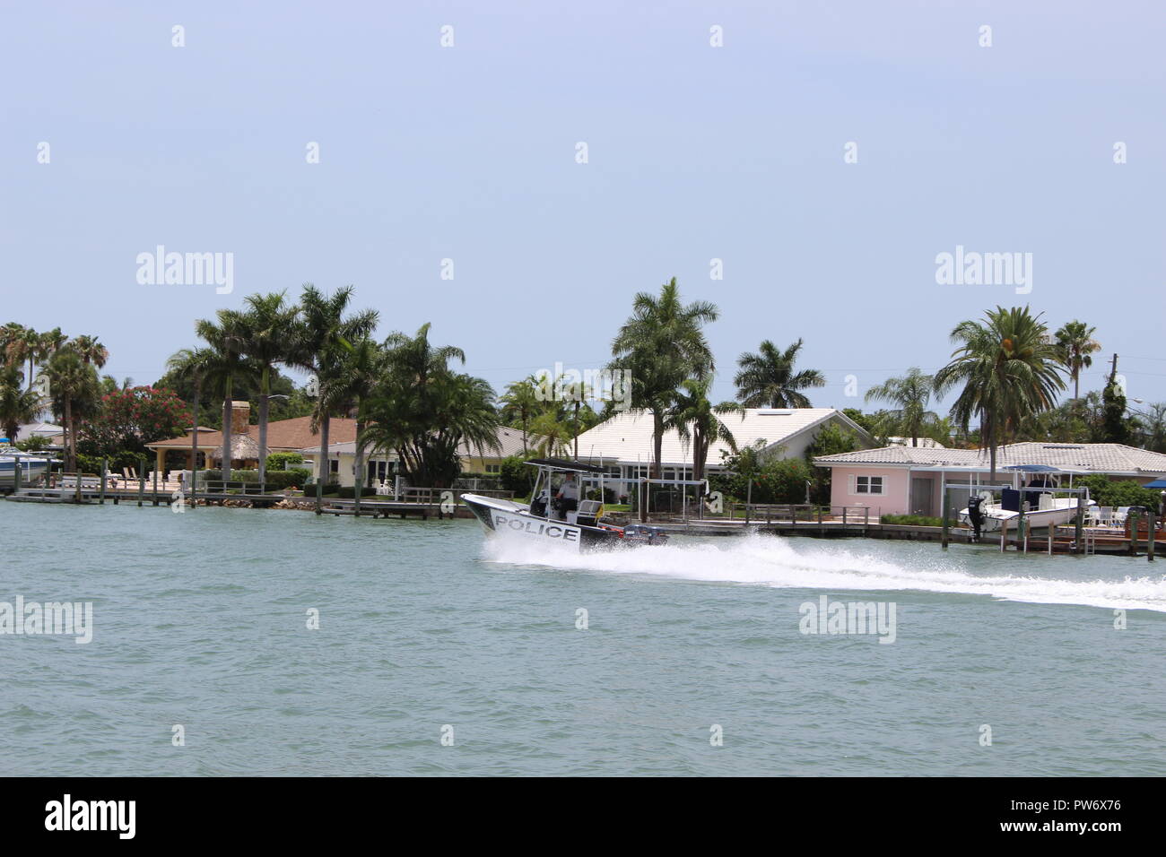 L'isola del tesoro, Florida barca di polizia nelle vie navigabili di Boca Ciega Bay Foto Stock