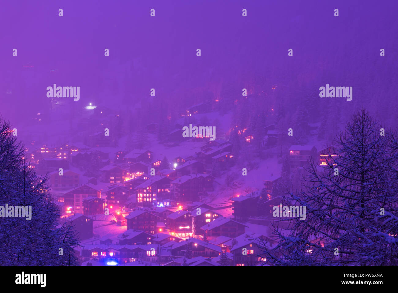 Vista aerea sulla valle di Zermatt e il Cervino picco al tramonto con neve fresca in Svizzera Foto Stock