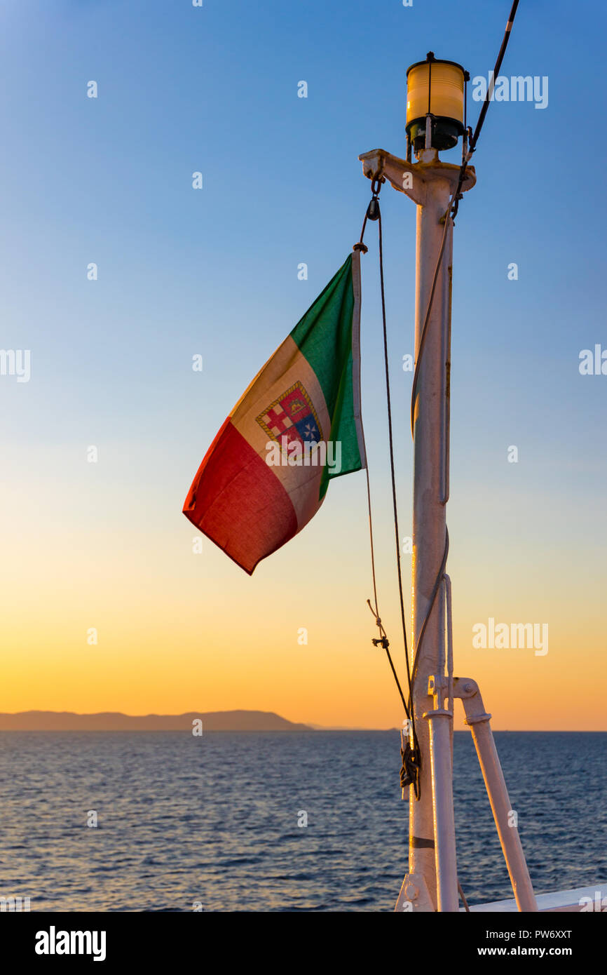 Canale di Piombino incrocio con ferry boat in estate Foto Stock