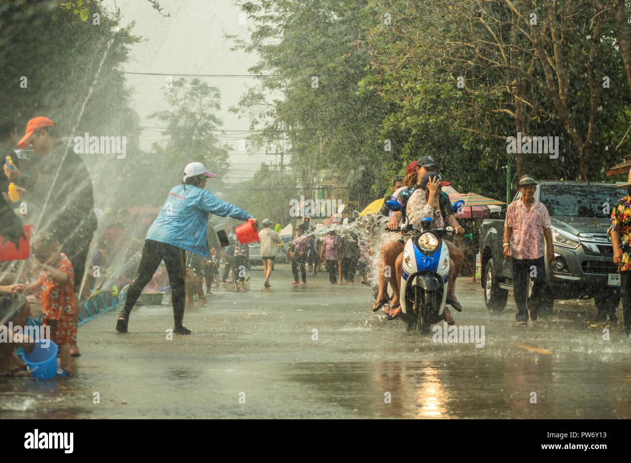 Chiang Rai, Tailandia - 13 Aprile 2018 : Songkran festival a Suan Tung Lae Khom Chiang Rai Park in Chiang Rai. Persone divertenti giochi d'acqua. Foto Stock