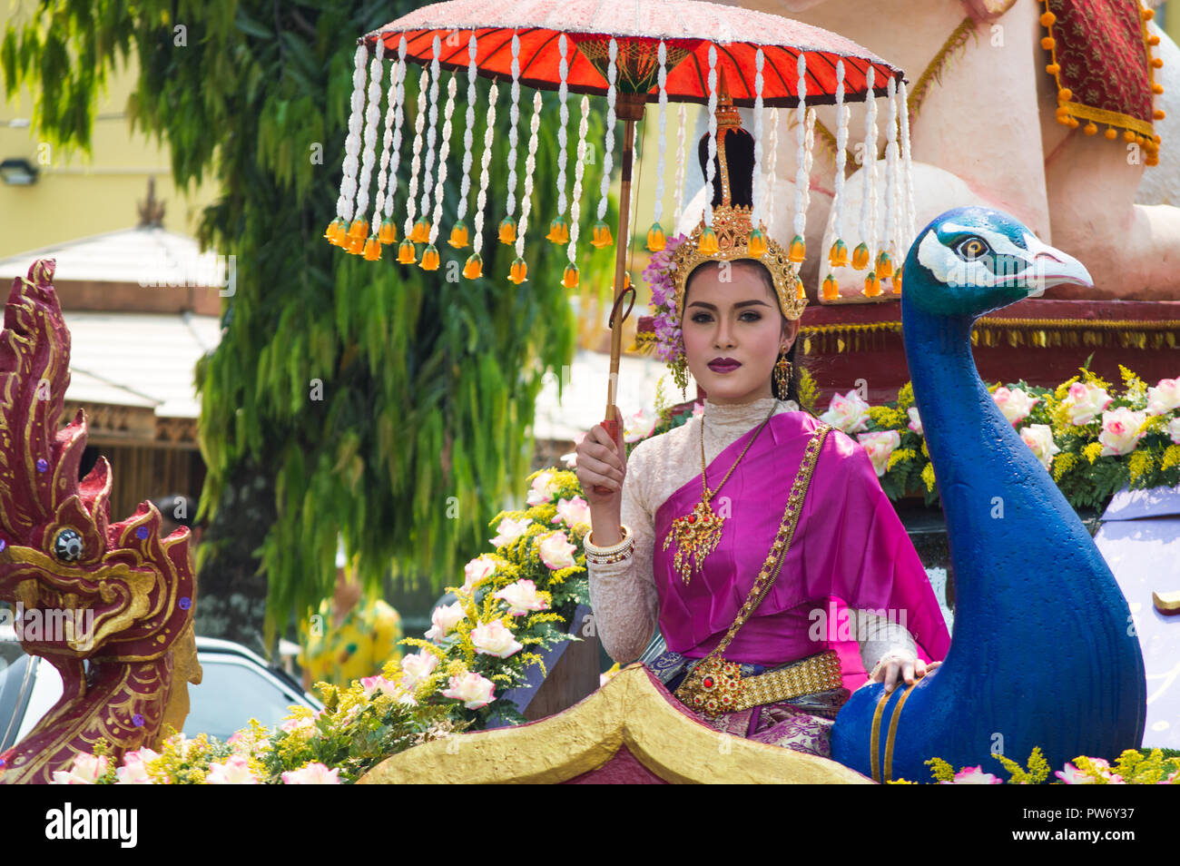 Chiang Rai, Tailandia - 13 Aprile 2018: Songkran festival a Suan Tung Lae Khom Chiang Rai Park in Chiang Rai. La ragazza è coronato da Miss Songkran. Foto Stock