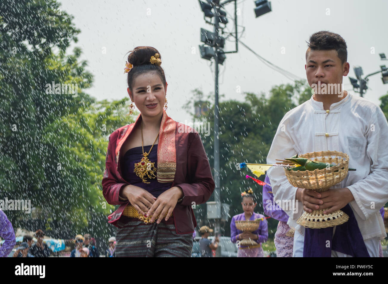 Chiang Rai, Tailandia - 13 Aprile 2018: Songkran festival a Suan Tung Lae Khom Chiang Rai Park in Chiang Rai. I partecipanti in Songkran Festival parade. Foto Stock