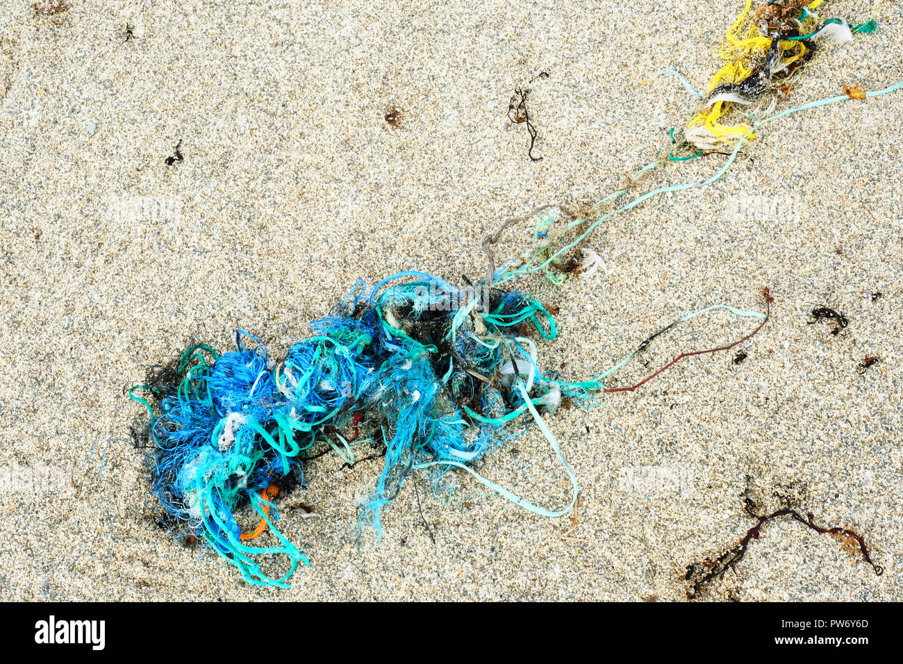 Rifiuti plastici causando problemi di inquinamento su di una spiaggia di sabbia - Giovanni Gollop Foto Stock