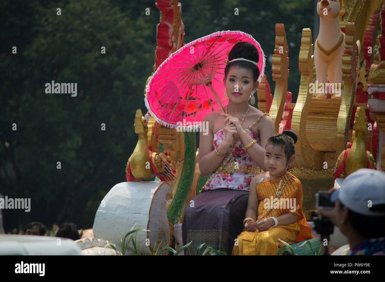 Chiang Rai, Tailandia - 13 Aprile 2018: Songkran festival a Suan Tung Lae Khom Chiang Rai Park in Chiang Rai. La ragazza è coronato da Miss Songkran. Foto Stock