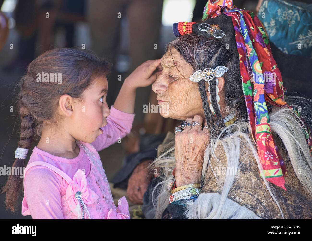 Vecchio Ariano (Brogpa) donna e suo nipote, Biama village, Ladakh, India Foto Stock