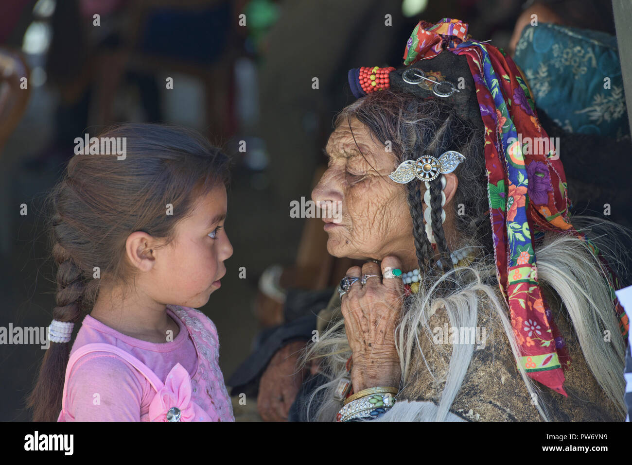 Vecchio Ariano (Brogpa) donna e suo nipote, Biama village, Ladakh, India Foto Stock