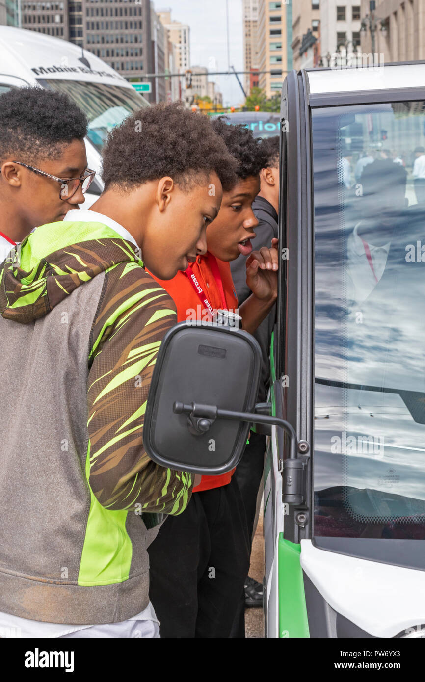 Detroit, Michigan - studenti di esaminare con auto a noleggio van sul display a Detroit si muove la mobilità Festival. Il furgone, fatta da maggio la mobilità è in uso Foto Stock