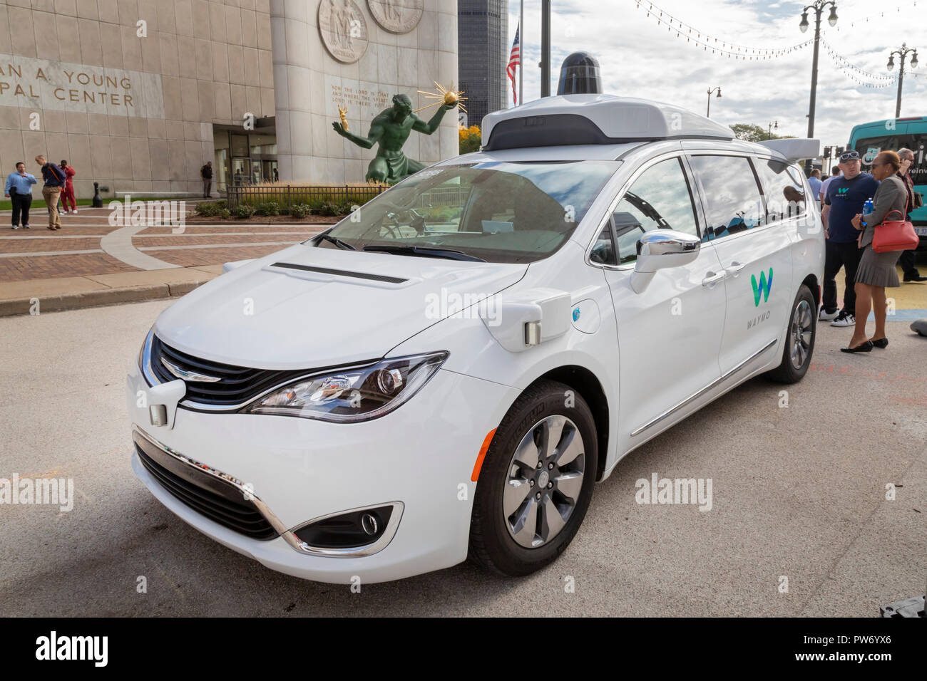 Detroit, Michigan - Un Waymo self-guida auto sul display a Detroit si muove la mobilità Festival. Waymo è una controllata di Google il capogruppo, Alph Foto Stock