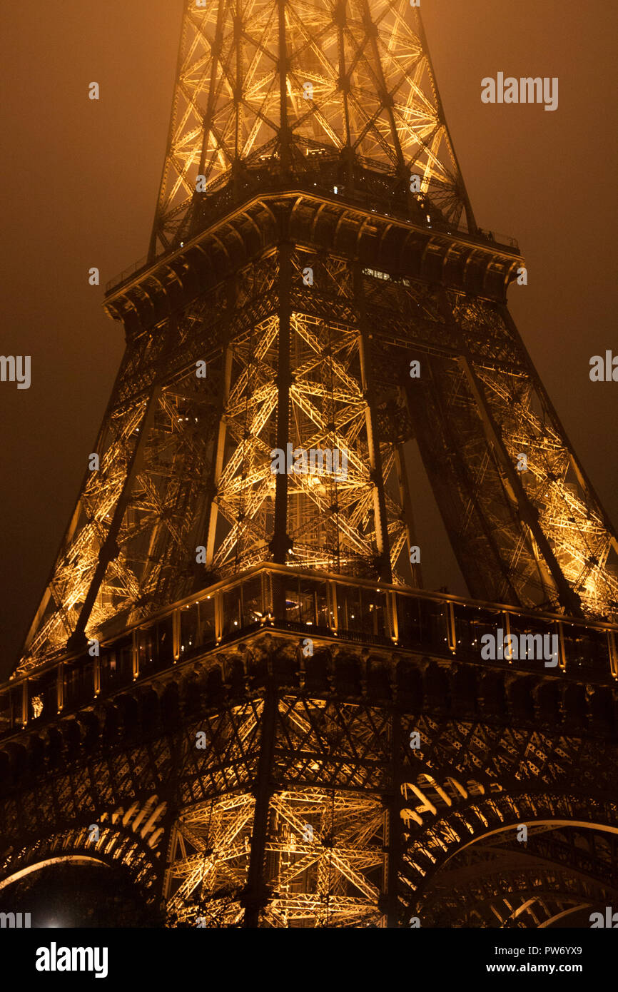 La torre Eiffel di Parigi di notte Foto Stock