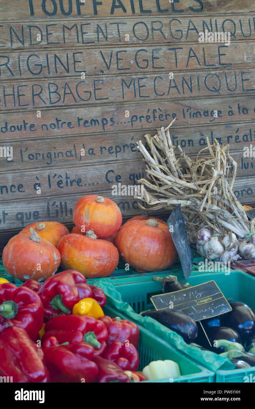 Ortaggi freschi per la vendita su un mercato francese Foto Stock