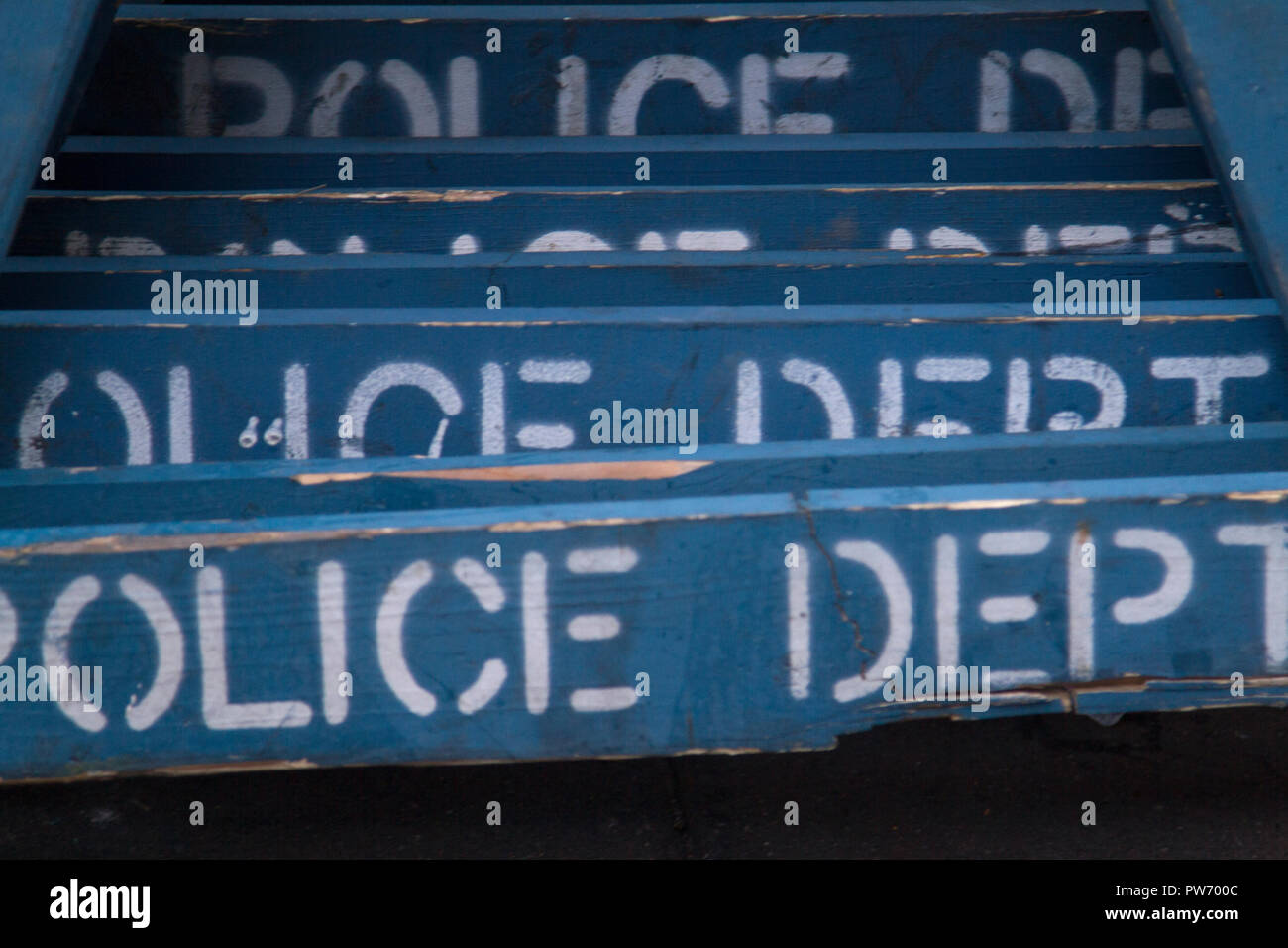 Azzurro di NYPD segni impilati fino a New York Foto Stock