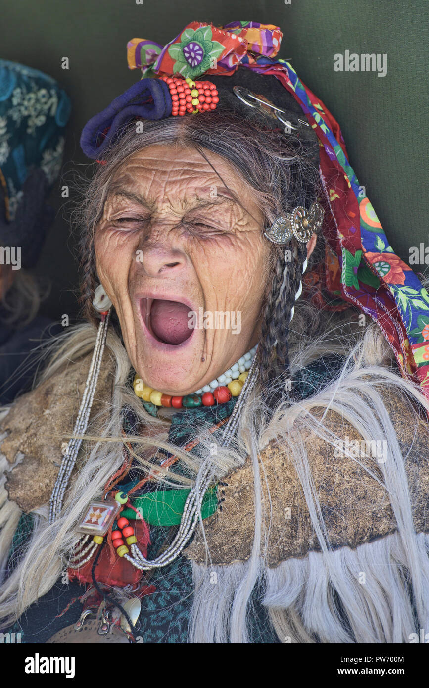 Vecchio Ariano (Brogpa) donna sbadigli, Biama village, Ladakh, India Foto Stock