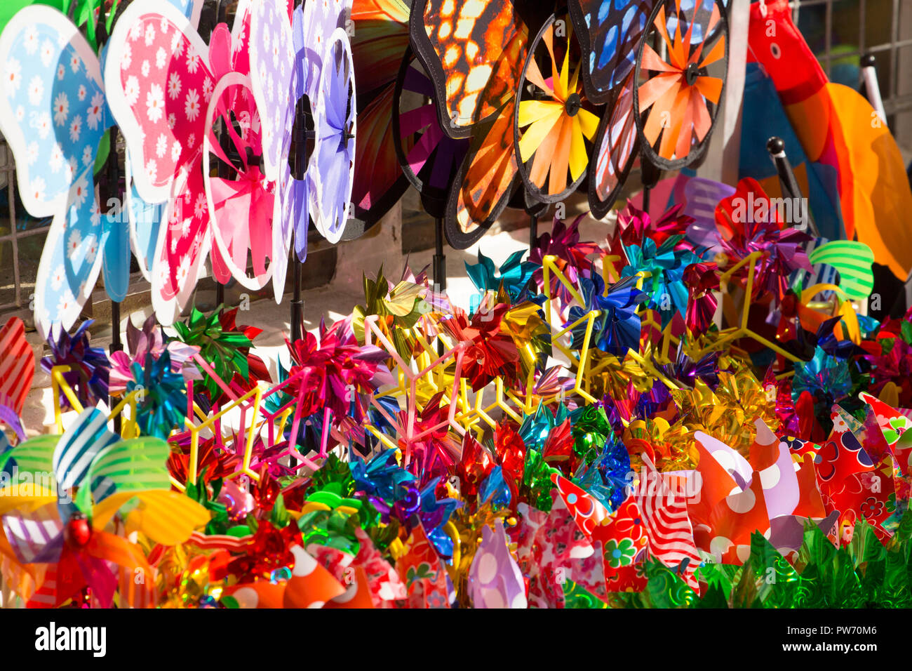 Mulini a vento per bambini e altri giocattoli per la vendita al di fuori di un negozio a Weymouth Dorset England Regno Unito GB Foto Stock