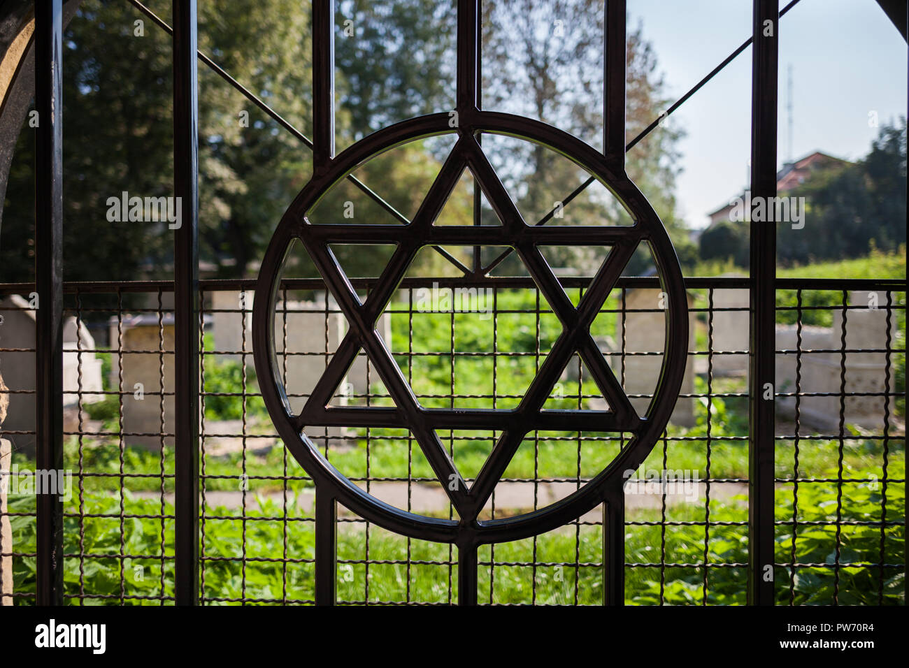 Stella di Davide simbolo sul cimitero recinto nel quartiere ebraico di Kazimierz di Cracovia, in Polonia Foto Stock
