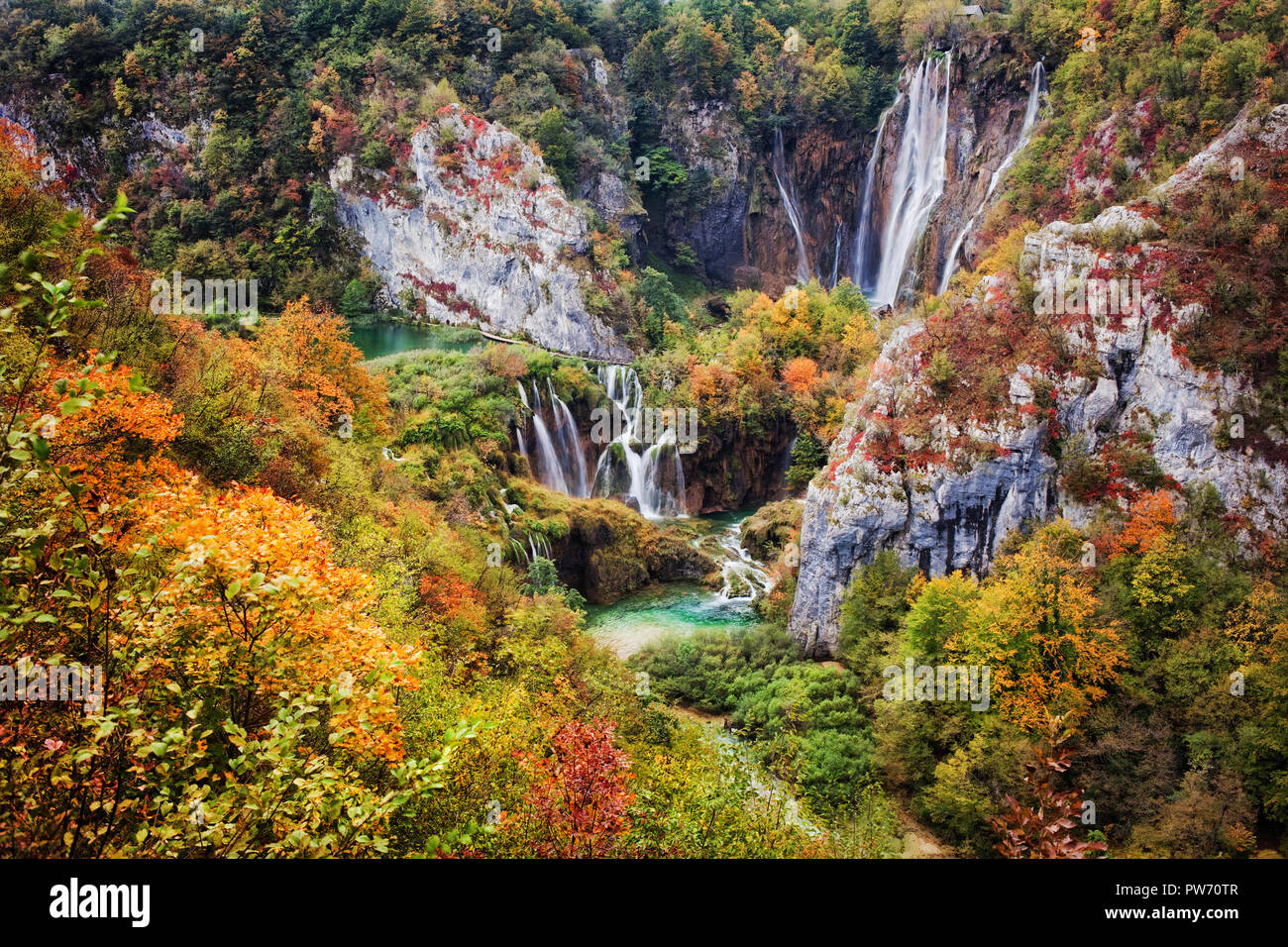 Il Parco Nazionale dei Laghi di Plitvice, autunno magnifico paesaggio con cascata in Croazia, Europa Foto Stock