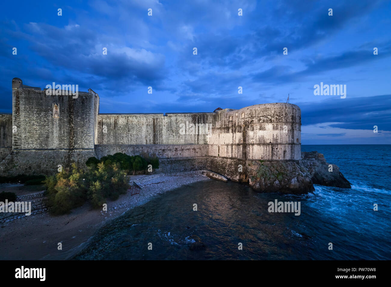 Mura della città di Dubrovnik al crepuscolo dal Mare Adriatico in Croazia, città vecchia fortificazione medievall, Sito Patrimonio Mondiale dell'UNESCO. Foto Stock