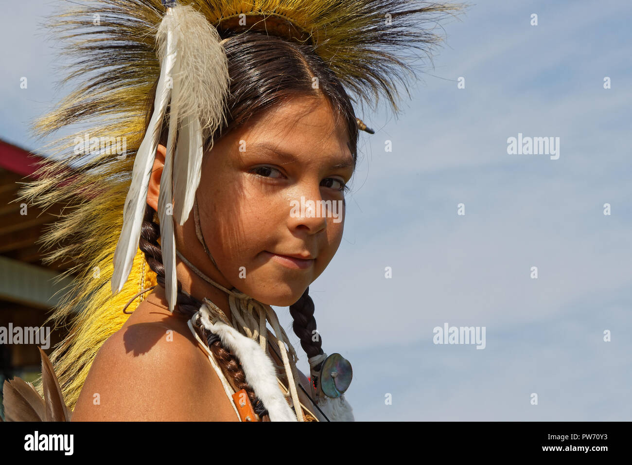 BISMARK, NORTH DAKOTA, 8 Settembre 2018 : Ritratto di una giovane Sioux al quarantanovesimo annuale tribù uniti Pow Wow, un grande evento all'aperto che raccoglie più t Foto Stock